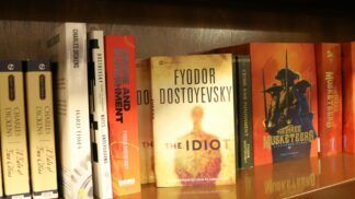 Livros de diversos autores em prateleira