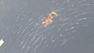 Pescador é resgatado após naufrágio