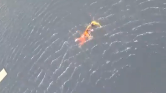 Pescador é resgatado após naufrágio