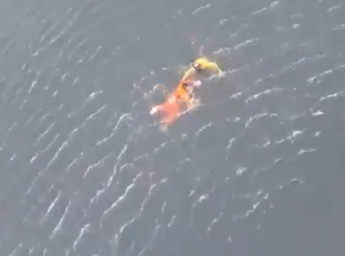 Pescador é resgatado após naufrágio