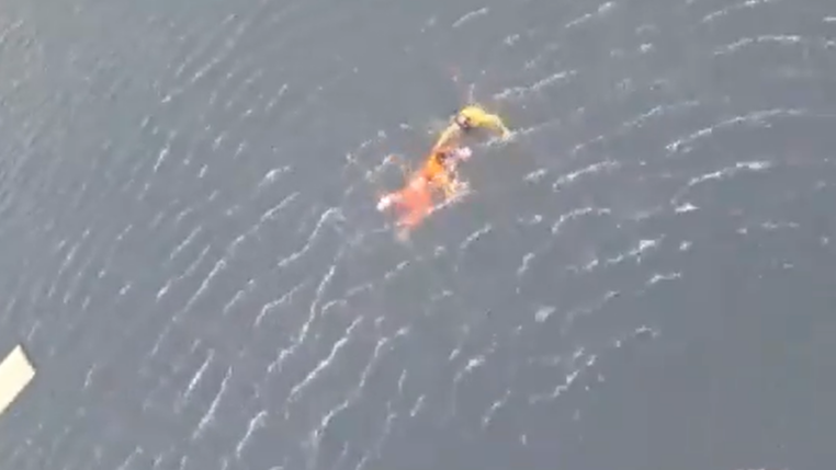 Pescador é resgatado após naufrágio