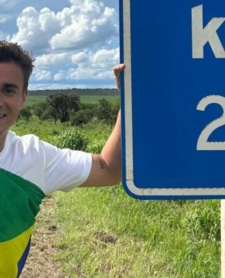Nikolas Ferreira posa para foto durante marcha até Brasília