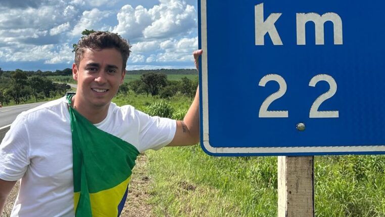 Nikolas Ferreira posa para foto durante marcha até Brasília