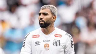 Gabigol com o uniforme branco do Santos em Itaquera