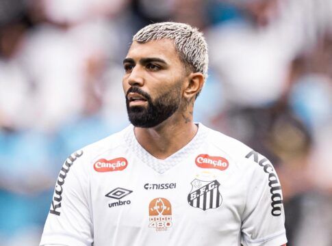 Gabigol com o uniforme branco do Santos em Itaquera