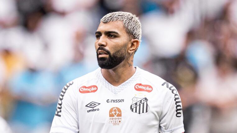 Gabigol com o uniforme branco do Santos em Itaquera