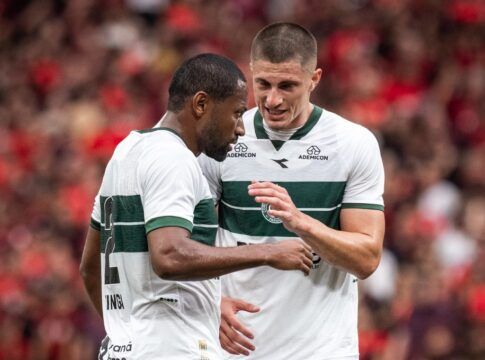 Jogadores do Coritiba conversando