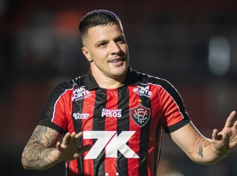 Renato Kayser com a camisa do Vitória