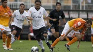Perdigão em ação contra o Vila Nova, na Série B de 2008 (Foto: Agência Corinthians)