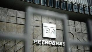 Sede da Petrobras, com o logo na parede