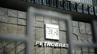 Sede da Petrobras, com o logo na parede