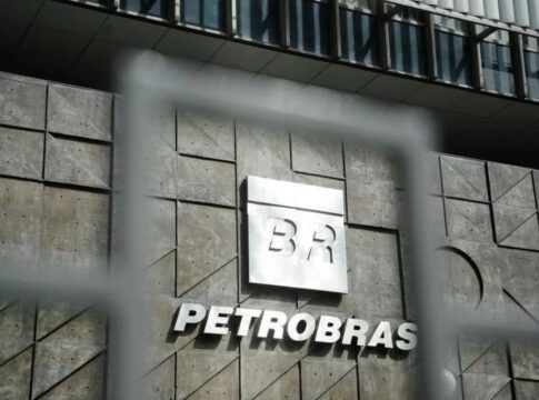 Sede da Petrobras, com o logo na parede