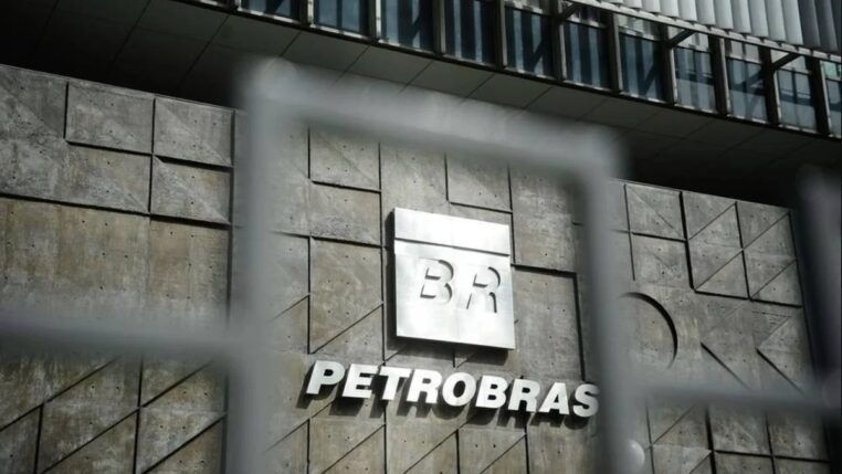 Sede da Petrobras, com o logo na parede