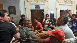 Confronto entre esquerdistas e direitistas durante ato em memória ao 8 de janeiro, realizado no Salão Nobre da Faculdade do Largo do São Francisco