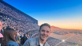 Antônio Pizzonia, ex-piloto brasileiro de Fórmula 1, em uma arena esportiva em Las Vegas