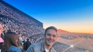 Antônio Pizzonia, ex-piloto brasileiro de Fórmula 1, em uma arena esportiva em Las Vegas