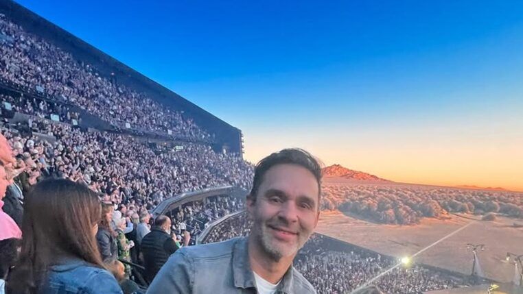 Antônio Pizzonia, ex-piloto brasileiro de Fórmula 1, em uma arena esportiva em Las Vegas