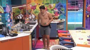 O participante Pedro de bermuda e sem camisa na casa do BBB 26