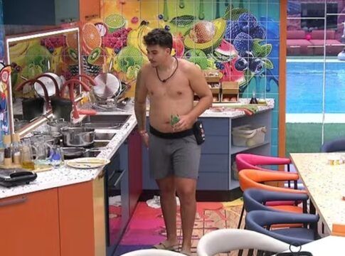 O participante Pedro de bermuda e sem camisa na casa do BBB 26