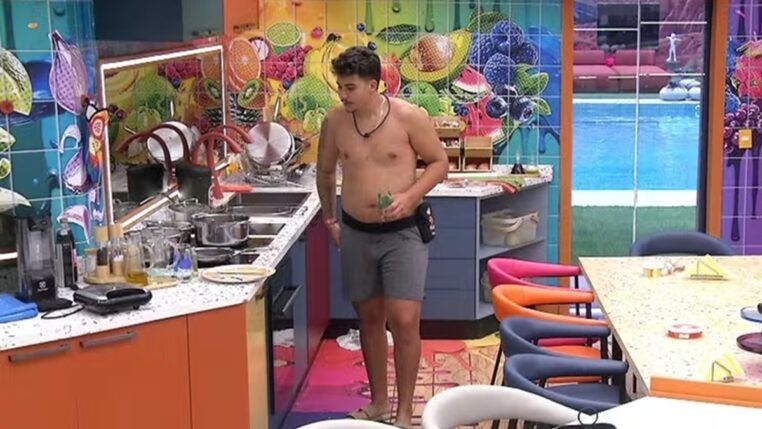 O participante Pedro de bermuda e sem camisa na casa do BBB 26