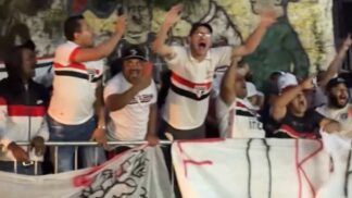Protesto da torcida do São Paulo nos arredores do Morumbis