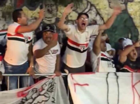 Protesto da torcida do São Paulo nos arredores do Morumbis
