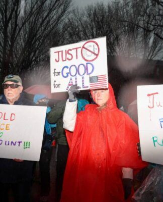 Manifestantes protestam contra o ICE (Immigration and Customs Enforcement) após morte de mulher