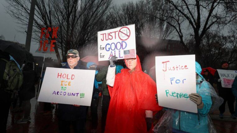 Manifestantes protestam contra o ICE (Immigration and Customs Enforcement) após morte de mulher