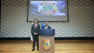 O diretor geral da Polícia Federal, Andrei Rodrigues, acompanhado do chefe do escritório da Interpol no Brasil, delegado Fabio Mertens, durante coletiva sobre prisão de brasileiro integrante de facção criminosa em Santa Cruz de la Sierra, na Bolívia