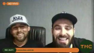 Raoni Medeiros (à dir) conta sobre episódio com Anitta ao lado do chefe Vitor Dantas