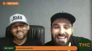 Raoni Medeiros (à dir) conta sobre episódio com Anitta ao lado do chefe Vitor Dantas