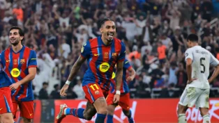 Raphinha, do Barcelona, comemora gol marcado contra o Real Madrid na final da Supercopa da Espanha