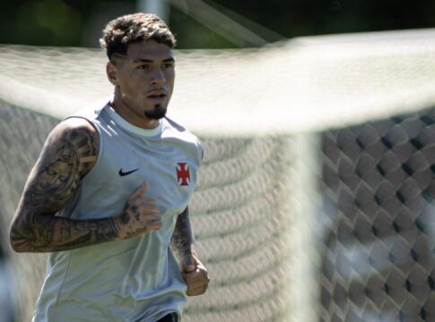 Vasco contrata zagueiro uruguaio Alan Saldivia do Colo-Colo