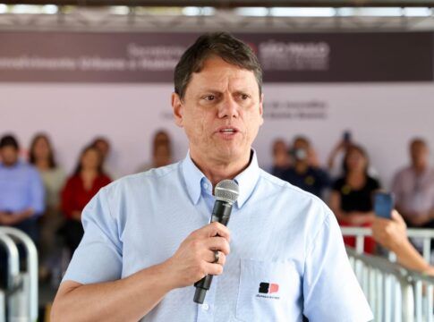 Tarcísio visita Bolsonaro na Papudinha em meio a discussões sobre candidatura da direita