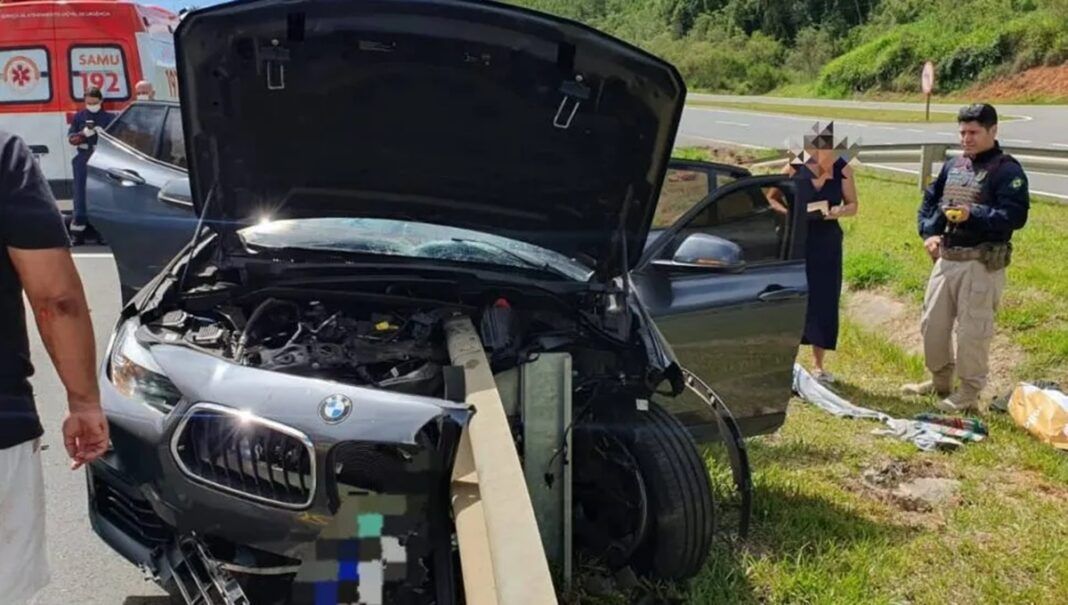 BMW destruída após acidente na BR-376, altura de Tibagi (SC)