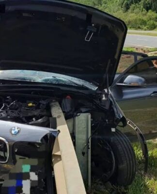 BMW destruída após acidente na BR-376, altura de Tibagi (SC)