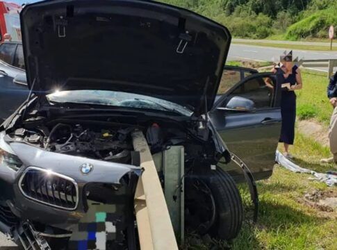 BMW destruída após acidente na BR-376, altura de Tibagi (SC)