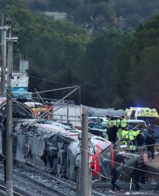 Sobe o número de mortos em colisão de trem de alta velocidade na Espanha