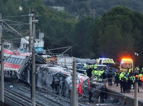 Sobe o número de mortos em colisão de trem de alta velocidade na Espanha