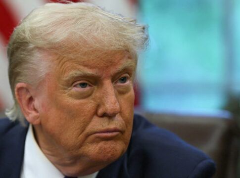 O presidente dos Estados Unidos, Donald Trump, observa enquanto assina decretos e proclamações no Salão Oval da Casa Branca