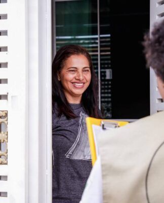 Agente da Vigilância de Saúde visita casa em Brasília