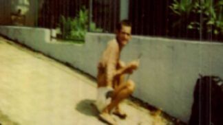 Foto arquivada pelo STM mostra homem de cócoras que teria sido confundido com ET