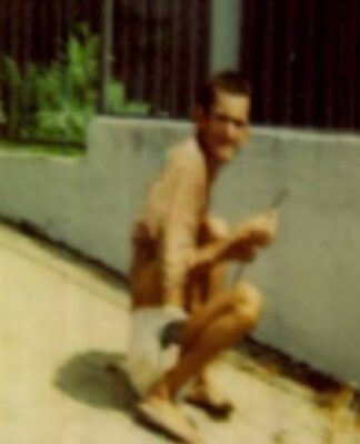 Foto arquivada pelo STM mostra homem de cócoras que teria sido confundido com ET