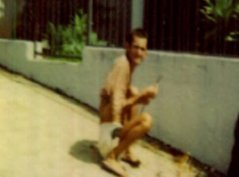 Foto arquivada pelo STM mostra homem de cócoras que teria sido confundido com ET