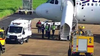 Avião estacionado em aeroporto