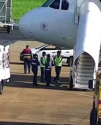 Avião estacionado em aeroporto
