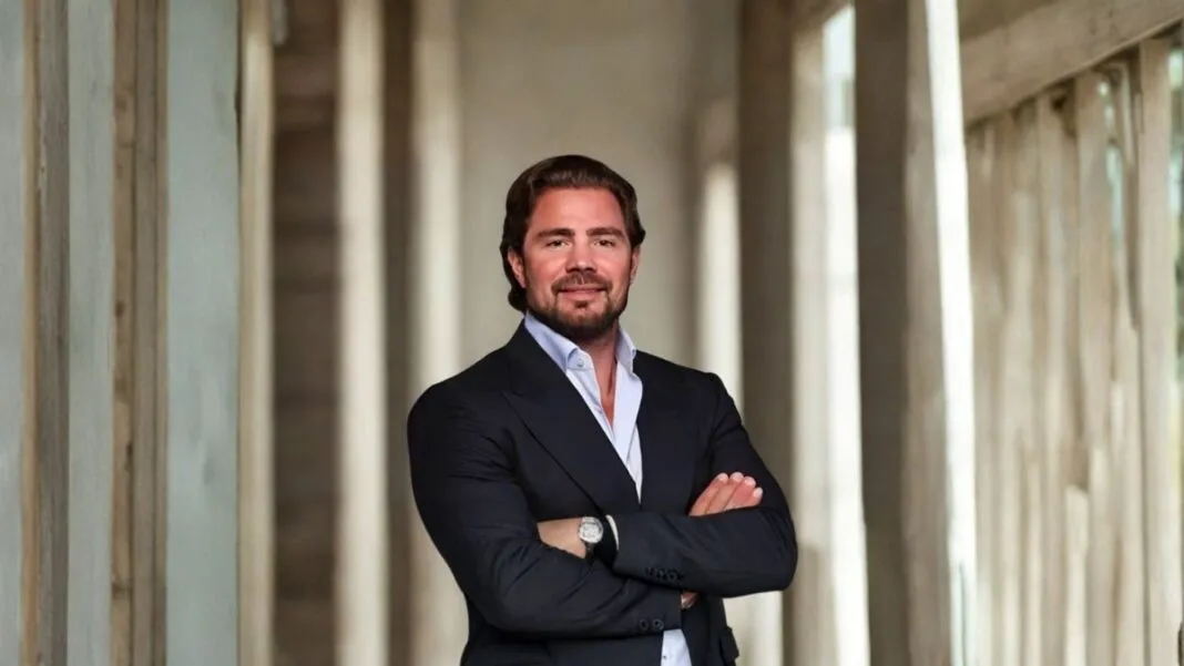 Daniel Vorcaro, fundador do Banco Master, aparece de braços cruzados