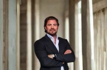 Daniel Vorcaro, fundador do Banco Master, aparece de braços cruzados