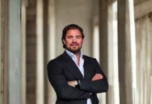 Daniel Vorcaro, fundador do Banco Master, aparece de braços cruzados