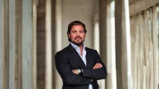 Daniel Vorcaro, fundador do Banco Master, aparece de braços cruzados